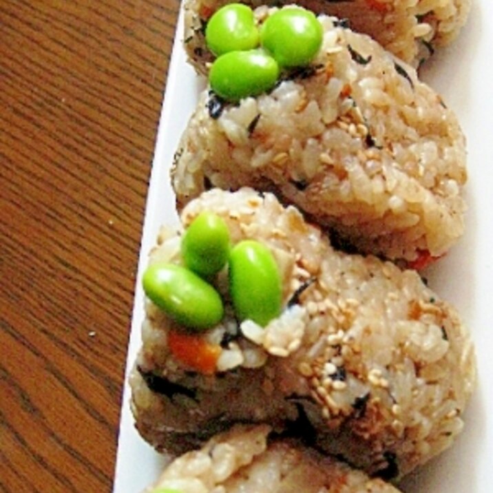 おもてなしに 炊き込みご飯おにぎり 枝豆のっけ レシピ 作り方 By ひしょ1125 楽天レシピ おもてなしに 炊き込みご飯おにぎり 枝豆のっけ レシピ 作り方 By ひしょ1125 楽天レシピ